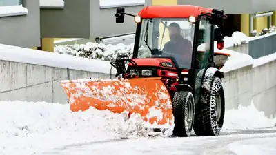 Winterdienst mit Kommunaltraktor und Räumschild durch Expert-Gebäudeservice